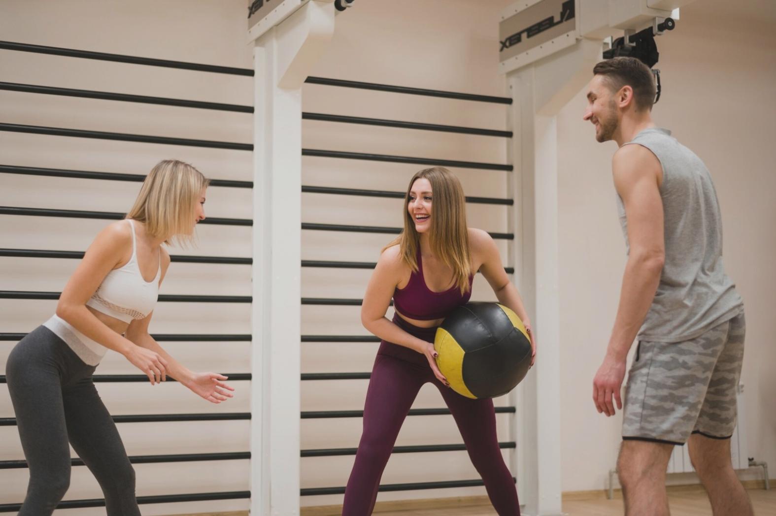Persona realizando estiramiento de piernas en ambiente tranquilo después del ejercicio