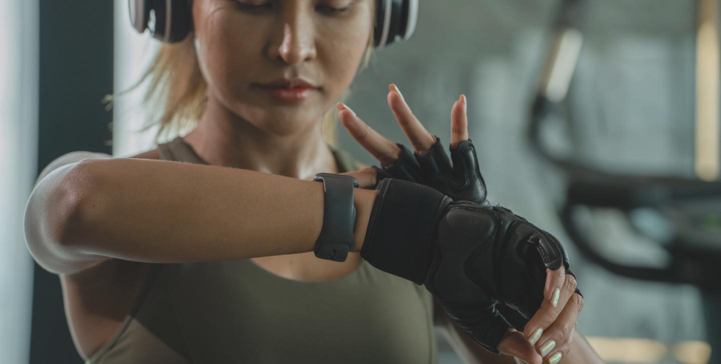 Espacio de entrenamiento mostrando área dedicada a estiramientos y recuperación muscular